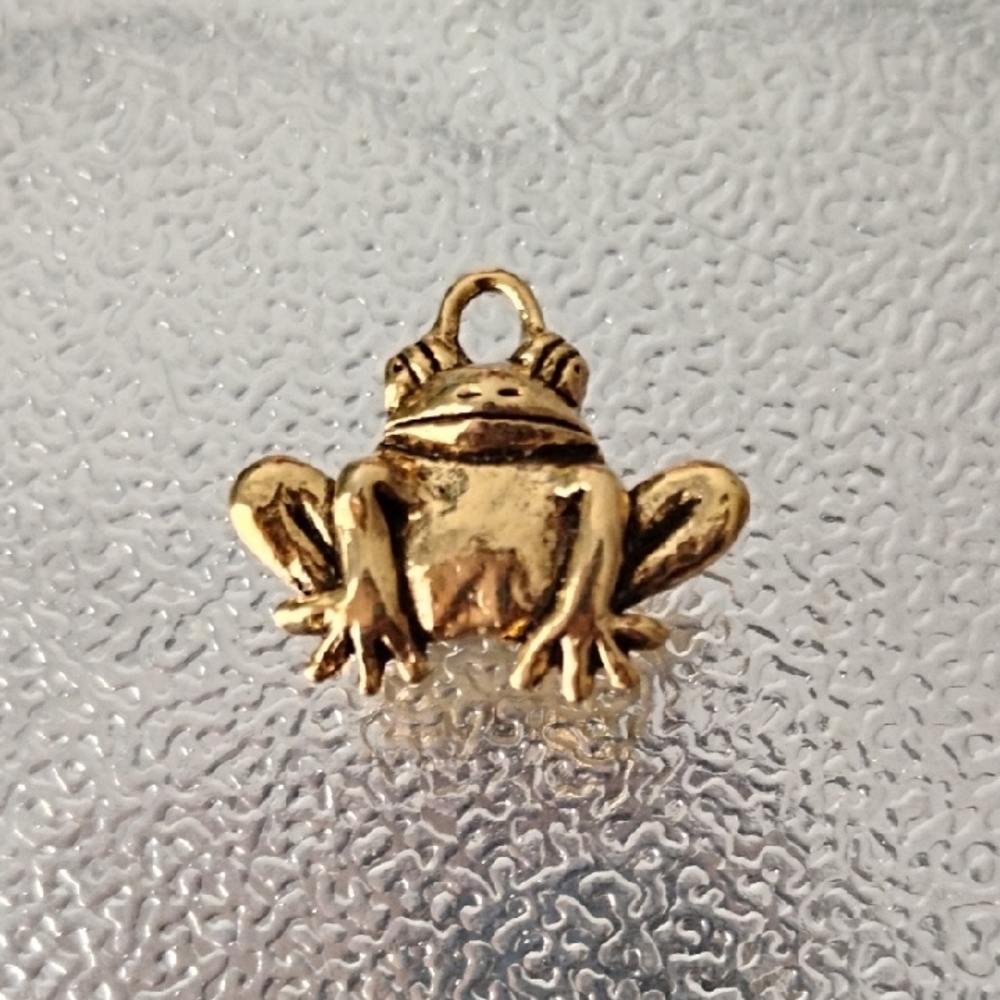 Gold Frog Reptile Charm